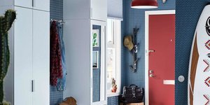 Είσοδος σπιτιού με λευκή ντουλάπα, κόκκινο φωτιστικό και κόκκινη πόρτα