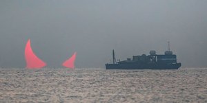 Έκλειψη ηλίου μέσα στην θάλασσα