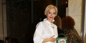 H Ελενα Χριστοπούλου με λευκό πουκάμισο και μαύρη παντελόνα