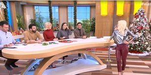 Η Ελένη Μενεγάκη με μπορντό παντελόνι και ασημί μπλουζάκι