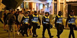 Ελβετοί αστυνομικοί περπατούν