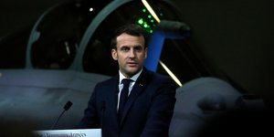 Ο Εμανουέλ Μακρόν μιλάει στον στρατό μπροστά από μαχητικό αεροσκάφος