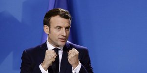 Ο Εμανουέλ Μακρόν με τις γροθιές σφιγμένες σε ομιλία του