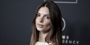 Η Εμιλι Ρατακόφσκι με μπεζ φόρεμα