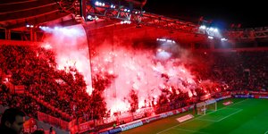 Οπαδοί του Ολυμπιακού στο Καραϊσκάκη