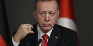 Ο Τούρκος Πρόεδρος Ρετζέπ Ταγίπ Ερντογάν σε ομιλία του μπροστά από την τουρκική σημαία