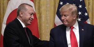 Χειραψία Ερντογάν Τραμπ σε παλιότερη συνάντηση Αμερικανού και Τούρκου προέδρου