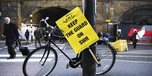 Ποδήλατο με πλακάτ εργαζομένων των σιδηροδρόμων στη Βρετανία