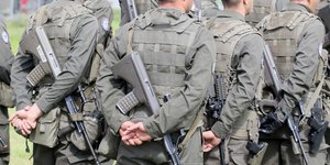 Στρατιώτες με τα χέρια πίσω, σταυρωμένα