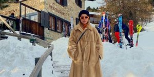 Ευγενία Νιάρχου στο Σεν Μόριτζ στα χιόνια με μπεζ παλτό 