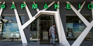 Άνδρας βγαίνει από την κεντρική είσοδο φαρμακείου