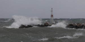 Κύματα στην παραλία της Ραφήνας