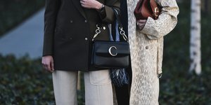 γυναίκες με τσάντες και παλτό στην εβδομάδα μόδας