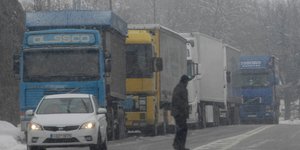 Φορτηγά σταματημένα στον δρόμο λόγω χιονιά
