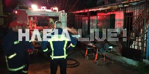 Πυροσβέστες έξω από σπίτι στην Αμαλιάδα