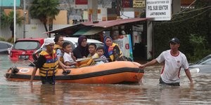 Ανδρας μεταφέρει ανθρώπους με φουσκωτό
