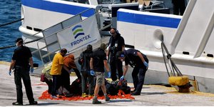 Μέλη της FRONTEX έξω από το σκάφος τους