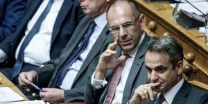 Γιώργος Γεραπετρίτης και Κυριάκος Μητσοτάκης στη Βουλή