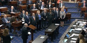 Εικόνα από την άφιξη των κατήγορων της Βουλής κατά την έναρξη της δίκης Ντόναλντ Τραμπ
