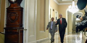 Γερουσιαστές στο εσωτερικό της Γερουσίας όπου διεξάγεται η δίκη του Ντόναλντ Τραμπ