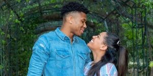 Ο Γιάννης Αντετοκούνμπο ετοιμάζεται να ανέβει τα σκαλιά της εκκλησίας στο πλευρό της συντρόφου του