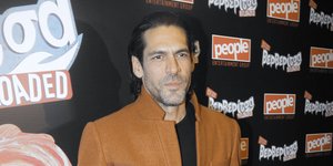 Ο Γιάννης Σπαλιάρας σε δημόσια εμφάνισή του σε θεατρική πρεμιέρα