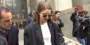 Η Τζίτζι Χαντίντ τη στιγμή που φεύγει από το δικαστήριο