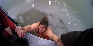 Διάσωση γυναίκας που έπεσε σε παγωμένη λίμνη