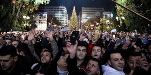 Κόσμος γιορτάζει την Πλατεία Συντάγματος την αλλαγή του χρόνου 2019