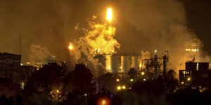 Φλόγες στις εγκαταστάσεις εργοστασίου στην Ισπανία όπου σημειώθηκε έκρηξη