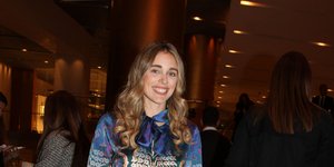 Η Μαριάννα Γουλανδρή με καμπάνα κοτλέ παντελόνι και πουκαμίσα