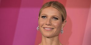 Η Γκουίνεθ Πάλτροου με λευκό φόρεμα και σκουλαρίκια