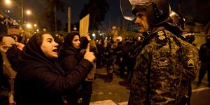 Γυναίκα διαμαρτύρεται σε φρουρό στο Ιράν