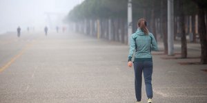 Γυναίκα κάνει τζόκινγκ στην ομίχλη