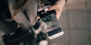 Γυναίκα κρατά κινητό τηλέφωνο