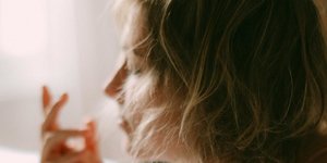 Ξανθιά γυναίκα με λαμπερή επιδερμίδα 