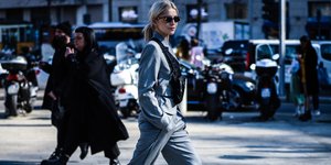 Γυναίκα με γκρι κοστούμι στην Εβδομάδα Μόδας 