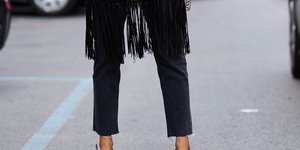 Γυναίκα με μαύρο παντελόνι και μαύρο σακάκι 