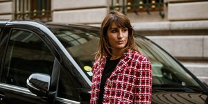 Γυναίκα με αφέλειες στο δρόμο