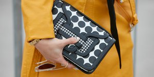 Γυναίκα με ωραία νύχια και τσάντα