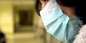 Γυναίκα με μάσκα