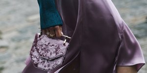 Γυναίκα με σατέν φούστα και ωραία νύχια