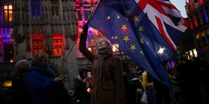 Γυναίκα κρατάει σημαία της Βρετανίας και της ΕΕ