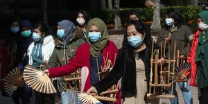 Γυναίκες με βεντάλιες και μάσκες στη Κίνα