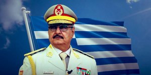 Ο Χαλίφα Χαφτάρ με την ελληνική σημαία για φόντο