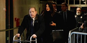 Ο Χάρβεϊ Γουαϊνστάιν κρατώντας ένα πι, με τους δικηγόρους του