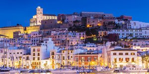 Το λιμάνι της Ίμπιζας στην Ισπανία την νύχτα