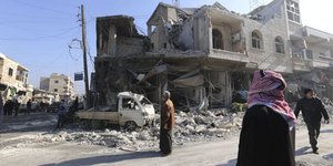 Εικόνα βομβαρδισμένων κτιρίων στο Ιντλίμπ της Συρίας
