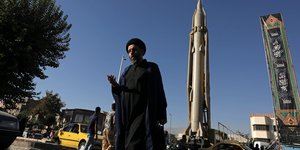 Ανδρας περπατά δίπλα από πύραυλο σε δρόμο του Ιράν