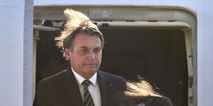Ο πρόεδρος της Βραζιλίας Ζαϊχ Μπολσονάρου σε μια άτυχη στιγμή για τα μαλλιά του στο αεροδρόμιο
